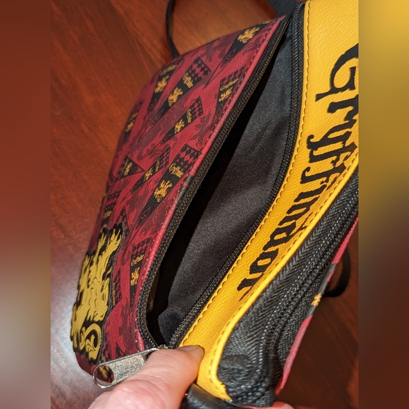Loungefly Harry Potter Gryffindor cross body bag - Picture 4 of 11